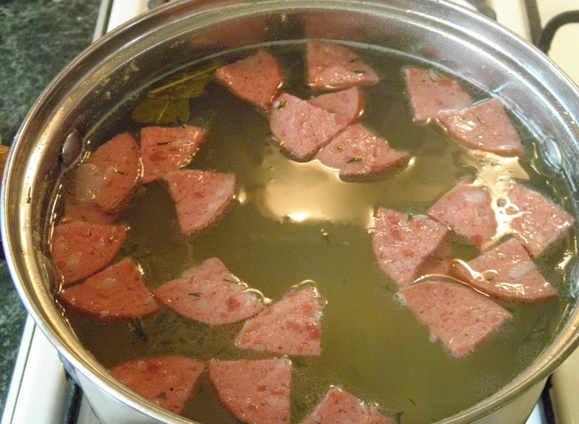 1. Этап. Суп с копченой колбасой: Готовый суп разлейте по тарелкам и присыпьте укропом. Приятного аппетита!