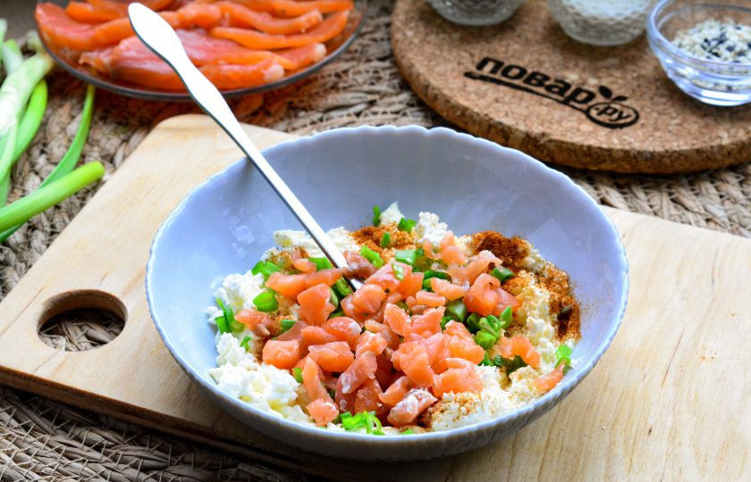 1. Этап. Тарталетки с творогом и форелью: Добавьте в начинку нарезанную небольшими кубиками соленую форель и перемешайте.