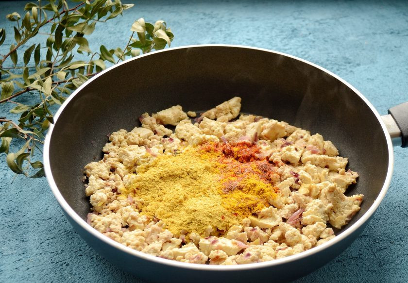 1. Этап. Скрэмбл из тофу: Добавьте пищевые дрожжи, соль и специи к тофу, влейте пару ложек воды. Аккуратно все перемешайте, чтобы тофу равномерно окрасился в желтый цвет.