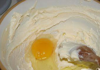 1. Этап. Клубничная губка: 2. В масляную смесь добавить яйцо, муку, разрыхлитель и снова тщательно перемешать.