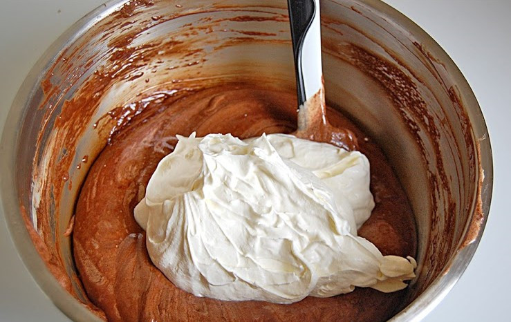 1. Этап. Торт Царский: Затем из холодильника достаем сливочный крем и деликатно смешиваем с шоколадной смесью.