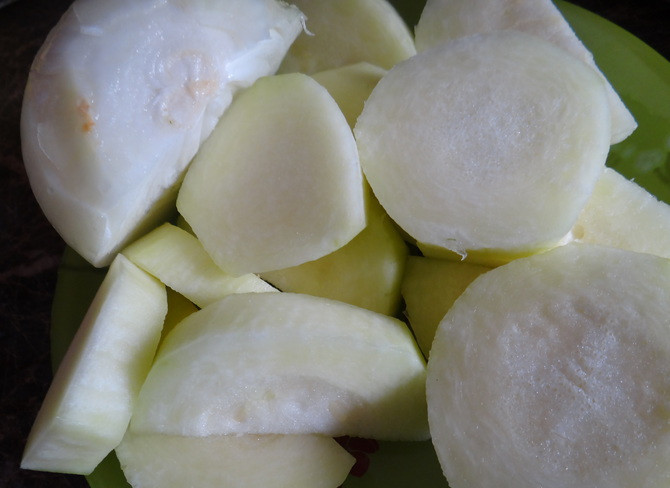 1. Этап. Скумбрия, запеченная с помидорами: Чистим кабачок, лук, все нарезаем полукольцами. Помидоры нарезаем дольками.