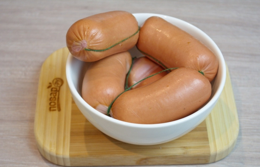 1. Этап. Утопенцы (шпикачка): Для приготовления этого чешкского блюда нам необходимо взять шпикачки. Шпикачки — это сардельки с вкраплениями сала внутри. Важно брать хорошего качества шпикачки, в натуральной оболочке. Если у вас большая проблема с покупкой такого вида колбасных изделий, купите приличные сардельки. Важно, чтоб их вкус был достойным. От этого зависит конечный результат. Вариант с сардельками подойдет еще тем, кому шпикачки кажутся слишком жирной едой.