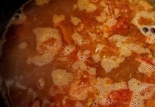 1. Этап. Гречневый суп с тушёнкой Походный: Заливаем содержимое казана горячей водой. Доводим до готовности гречи и овощей, огонь минимальный, готовим, накрыв крышкой. Выкладываем перцы, солим по вкусу.