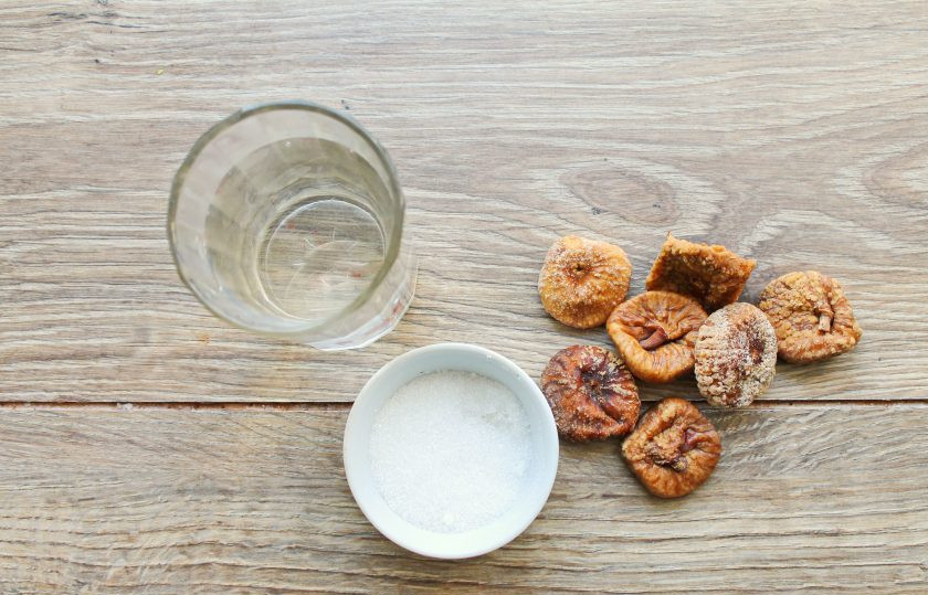 1. Этап. Самогон на инжире: Подготовьте все необходимые ингредиенты для приготовления самогона на инжире.