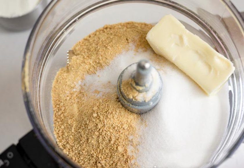 1. Этап. Вкусный чизкейк: В чистой посуде сделайте крошку из печенья, добавьте сливочное масло и сахар.
