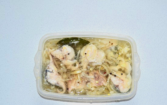 1. Этап. Скумбрия в горячем маринаде: Готовую рыбку я рекомендую достать из маринада, чтобы она не пересолилась.