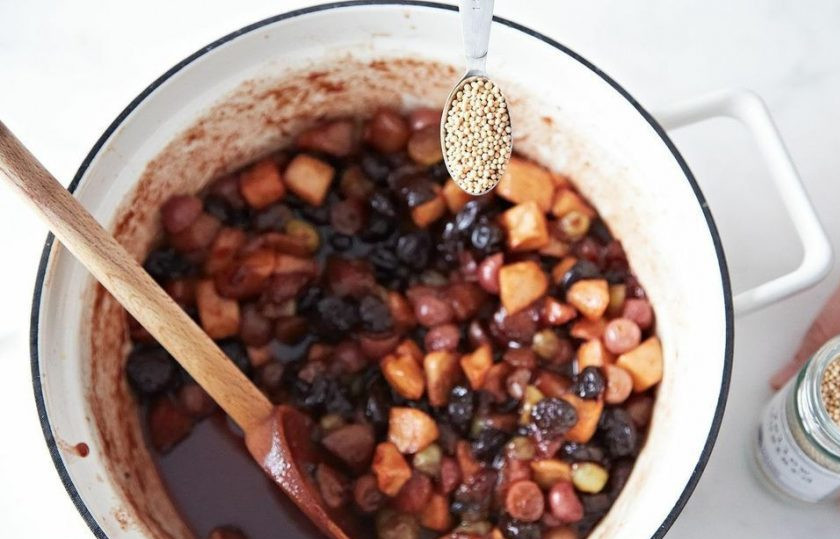 1. Этап. Соус Мостарда: 6. В конце добавьте зерна горчицы, перемешайте и снимите соус 