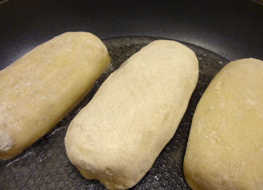 1. Этап. Зразы на сковороде: Обжариваем зразы на сковороде в большом количестве масла до появления красивой румяной корочки.