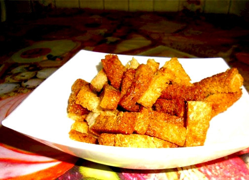 1. Этап. Сухарики в духовке: Вот такая вот закуска у нас с вами получилась. Придут друзья, а у вас заначка в виде сухариков, и в магазин бежать не надо. Приятного аппетита!