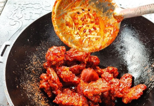 1. Этап. Хрустящие крылышки в остро-сладком соусе: Тщательно перемешать, чтобы соус полностью покрыл курицу.