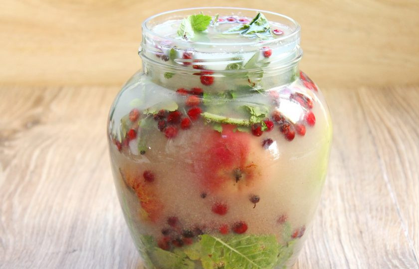 1. Этап. Моченые яблоки с брусникой: Залейте яблоки с брусникой холодным маринадом, установите сверху груз и оставьте при комнатной температуре на 4 дня. Затем уберите груз, закройте неплотно банку и уберите в холодное место на 30 дней.