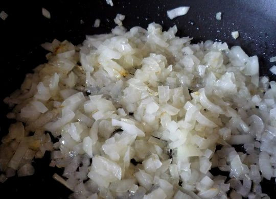 1. Этап. Жульен с картошкой и грибами: Чистим репчатый лук, измельчаем его и обжариваем на растительном масле до прозрачности, потом соединяем лук с грибами.