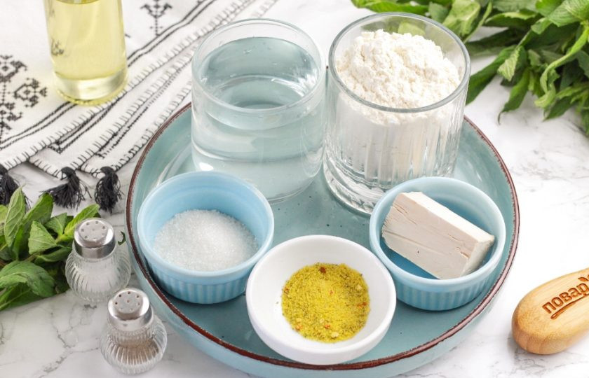 1. Этап. Хлеб в духовке: Подготовьте указанные ингредиенты. Живые дрожжи можно заменить сухими в расчете 5-6 граммов. Теплую воду можно заменить молоком любой жирности.