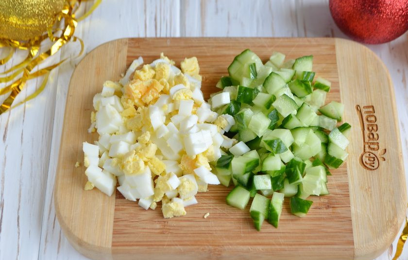 1. Этап. Салат Собачье сердце: Порежьте кубиками огурец и яйца.