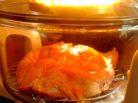 1. Этап. Кролик в аэрогриле: Ну вот, кролик замариновался. Кладем его на решетку аэрогриля, на дно наливаем немного воды. Наш кролик будет готовиться на пару и, в то же время, подсушиваться. На то он и аэрогриль.