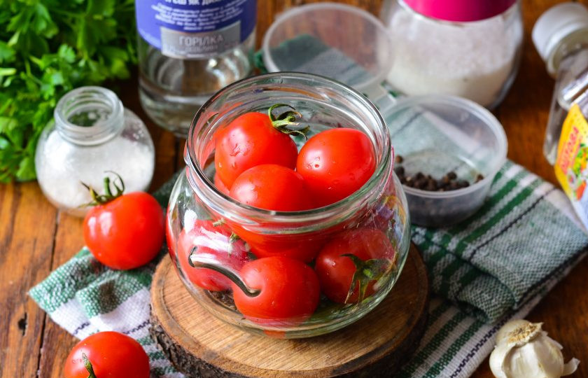 1. Этап. Помидоры с водкой на зиму: Выложите в банку промытые помидоры.
