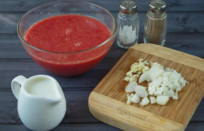 1. Этап. Суп томатный: 3. Чеснок, лук измельчите. Помидоры пробейте до однородного состояния с помощью блендера.