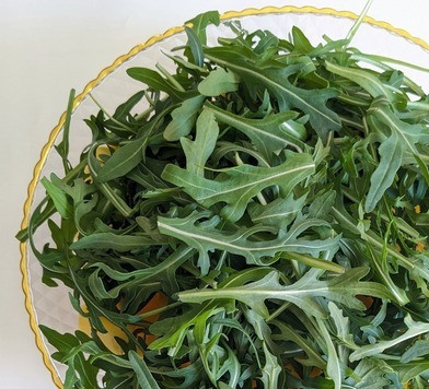 1. Этап. Салат с моцареллой, манго и руколой: Руколу выложить поверх манго.