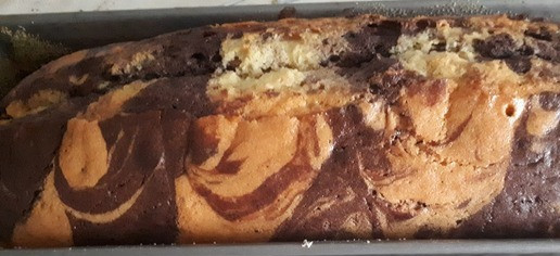 1. Этап. Мраморный кекс: Проверяем готовность кекса деревянной лучиной. Готов! Даём сначала немного отдохнуть (10 минут) в форме