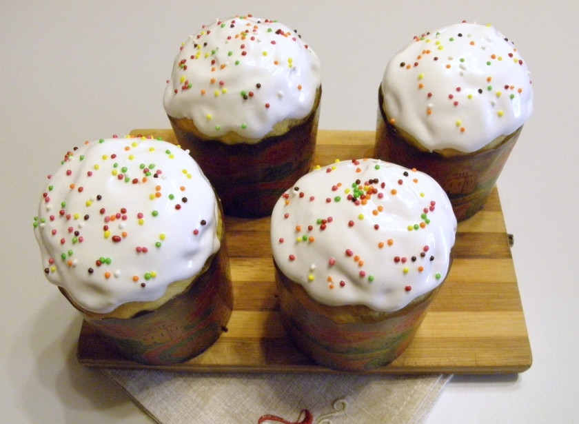 1. Этап. Пасхальный кулич: Остывшие куличи смажьте щедро глазурью, посыпьте сверху кондитерской посыпкой. Пасхальные куличи готовы! Светлой вам Пасхи!