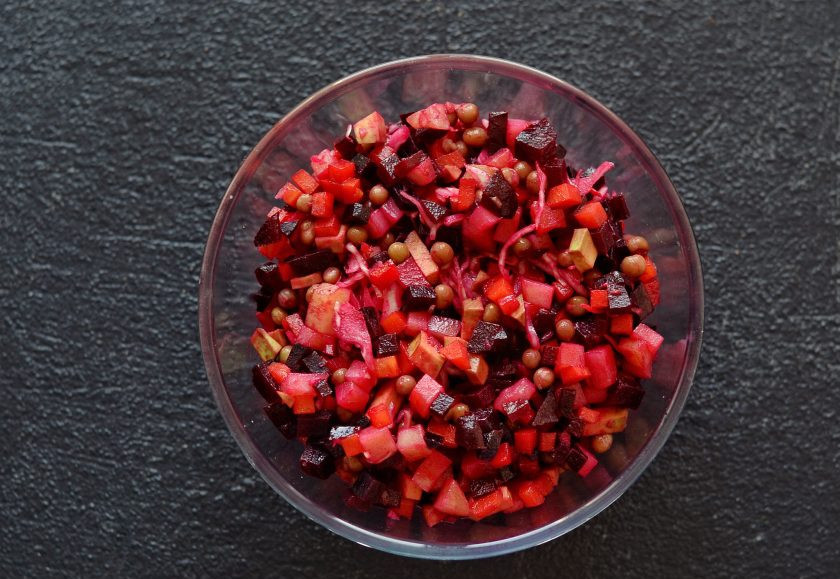 1. Этап. Винегрет с авокадо: Полейте салат растительным маслом, укроп мелко порубите, посолите и поперчите по вкусу. Перемешайте.