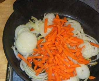 1. Этап. Треска с морковью и луком: Лук и морковь помыть и почистить. Лук нарезать кольцами или полукольцами, морковь - соломкой. Лук обжарить до полуготовности и добавить к нему морковь. Жарить ещё 5 минут.
