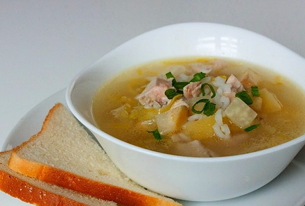 1. Этап. Суп рисовый с картофелем: Добавьте в бульон спассерованный лук-порей, измельченное мясо индейки и рис. Вынуть репчатый лук не забыли? Если забыли - сделайте это прямо сейчас!:) И лаврушку тоже, а то супчик будет горчить. Закройте кастрюлю крышкой и томите суп на медленном огне до полной готовности овощей. Теперь вы знаете, как приготовить суп рисовый с картофелем. Подавайте его горячим, со свежим хлебом и мелко нарезанной зеленью. Приятного аппетита и новых кулинарных побед!:)