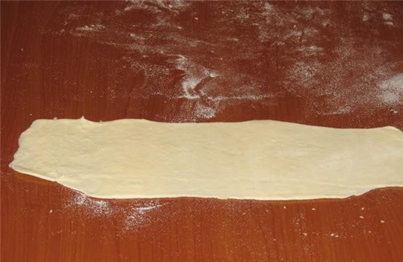 1. Этап. Торт Дрова под снегом: Каждый кусочек теста раскатываем в длинную полоску.