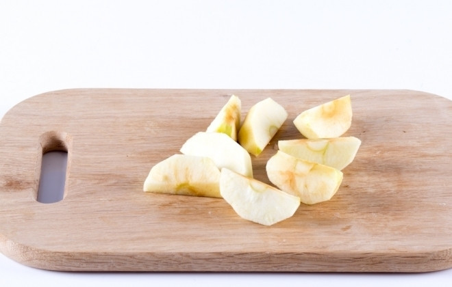 1. Этап. Яблочный конфитюр (простой рецепт): Удаляем у яблок хвостики и сердцевину, разрезаем на 4 части.