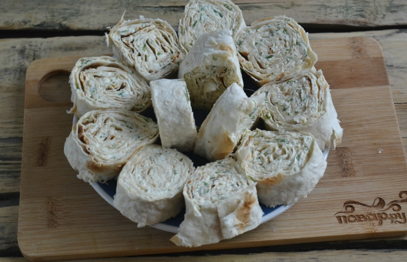 1. Этап. Лаваш с сыром и укропом: Порежьте полученный ролл на кусочки и выложите на тарелку.