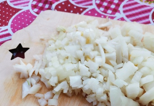 1. Этап. Острый соус из помидоров: Нарезать лук кубиками,