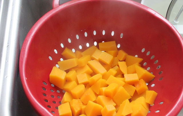 1. Этап. Ризотто с тыквой и шпинатом: Отварите тыкву в воде до мягкости.