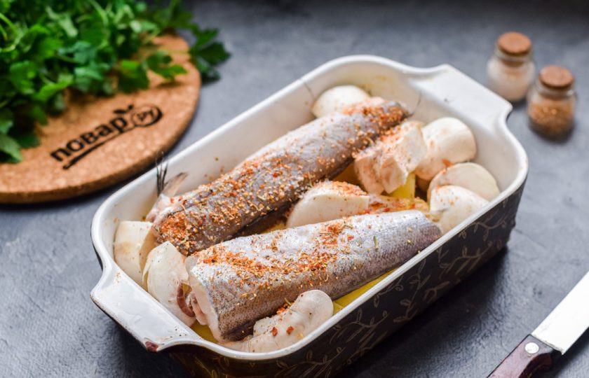 1. Этап. Рыба запеченная с грибами и картофелем: Посыпьте все ингредиенты специями, солью и перцем.