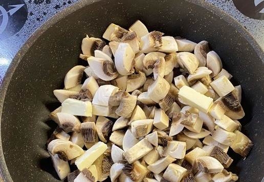 1. Этап. Закуска Грибочки: Грибы нарежьте произвольно и обжарьте до готовности на оставшейся части сливочного масла.