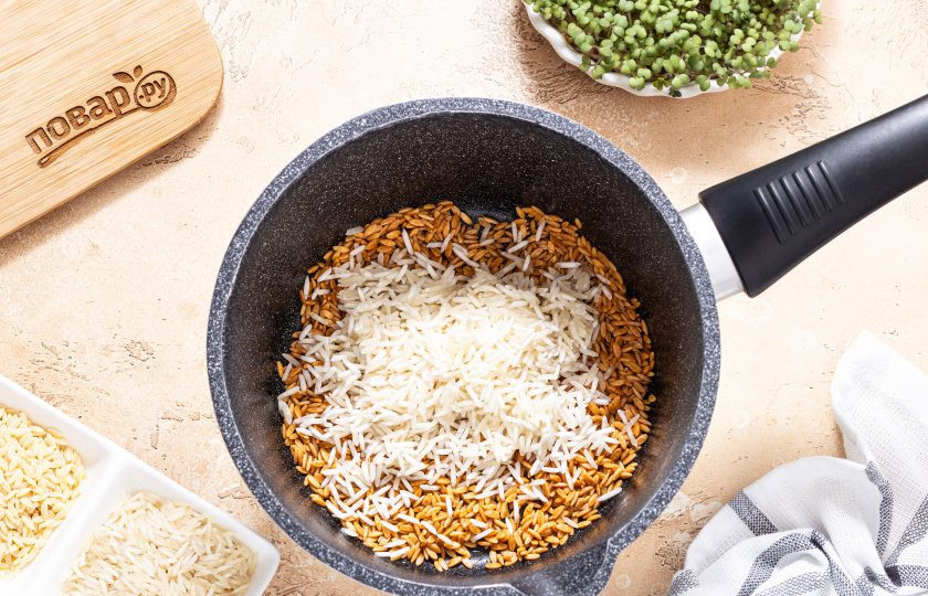 1. Этап. Пилав из пасты орзо: Затем добавьте рис, перемешайте и обжаривайте все вместе еще 1-2 минуты.