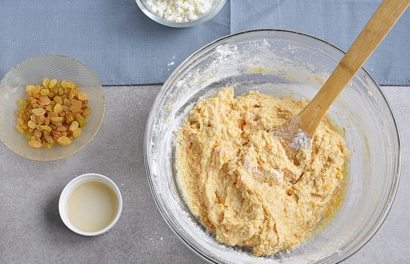 1. Этап. Пирог из тыквы в мультиварке: Смешайте муку с содой, солью и разрыхлителем. Всыпьте в тыквенную массу и быстро перемешайте.