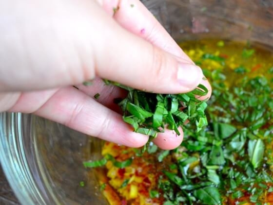 1. Этап. Нисуаз с лососем: Сначала стоит приготовить заправку для салата. В глубокой миске смешайте: треть стакана оливкового масла, лимонный сок, винный уксус. Измельчите красный лук (или лук-шалот), добавьте в смесь.