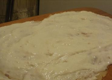 1. Этап. Рулеты из блинов с начинкой: Выкладываем 2 блина так, чтобы края заходили один на другой. Смажем сметанным кремом края, где блины заходят один на другой - чтобы они скрепились между собой. И так же смазываем всю поверхность блинов.