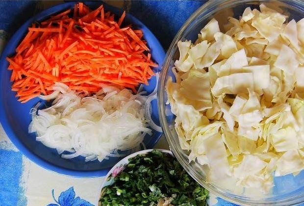 1. Этап. Салат из капусты по-корейски: 1. Капусту нарежьте на кубики примерно 2Х2 см. Морковь помойте, почистите и нашинкуйте тонкой соломкой. Мелко порубите кинзу, зеленый лук и чеснок. Репчатый лук нарежьте полукольцами.