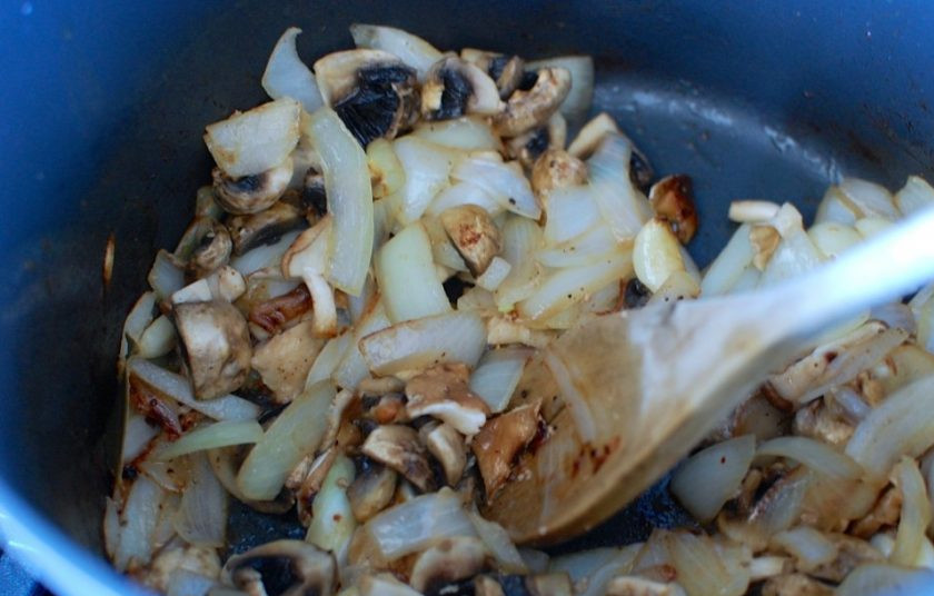 1. Этап. Каччиаторе (курица по-итальянски): 7. Выложите в кастрюлю к луку грибы, перемешайте и готовьте около 4-5 минут.