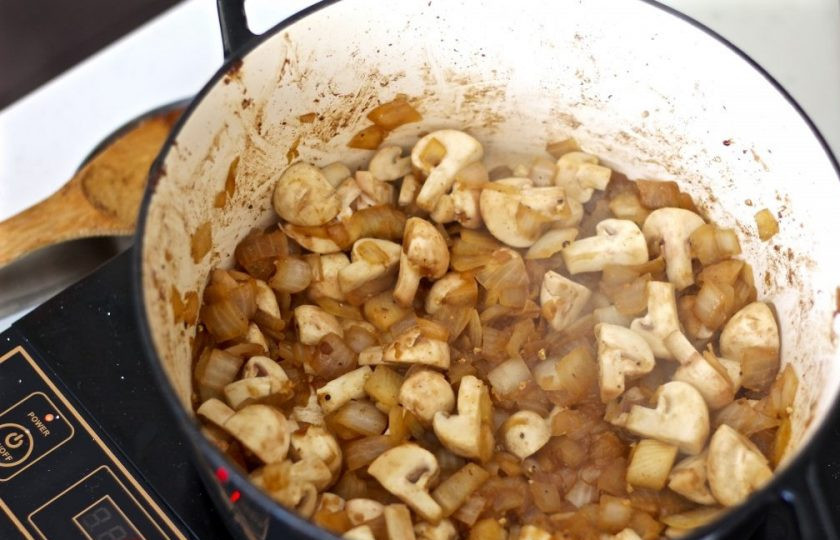 1. Этап. Говядина в вине в духовке: 4. Нарежьте грибы крупными кусочками и добавьте к луку, нарежьте мелко тимьян и выложите к овощам.