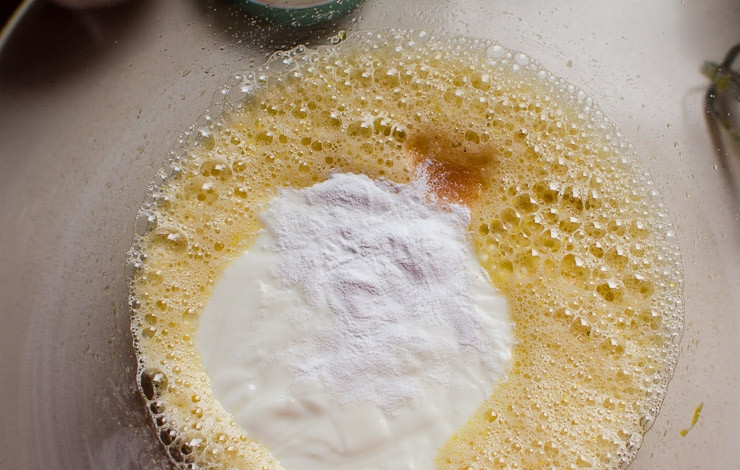 1. Этап. Шоколадный торт без сахара: 3. Взбейте до однородности. Добавьте йогурт и разрыхлитель.