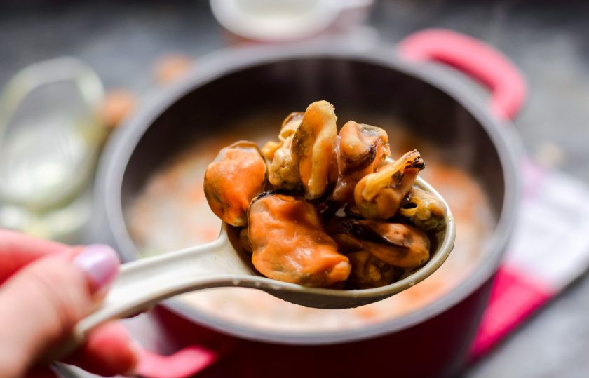 1. Этап. Сырный суп с мидиями: К готовому картофелю добавьте овощи со сковороды и мидии.