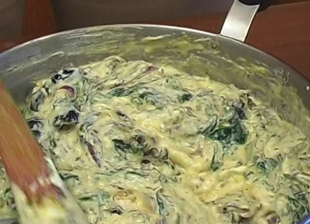 1. Этап. Пирог со щавелем от Юлии Высоцкой: Смешайте творог, сыр, яйца, петрушку, мяту, шпинат, щавель, лук и оливки. Поперчите и посолите смесь.