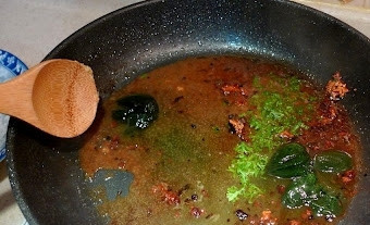 1. Этап. Каре ягненка на сковороде: В сковороду с жиром, который остался после жарки мяса, добавляем вино, ложки 3-4 воды, измельченную зелень петрушки и пару листиков мяты или базилика. На небольшом огне выпариваем минут 5. Соус к мясу готов, можно его процедить перед тем, как поливать мясо.