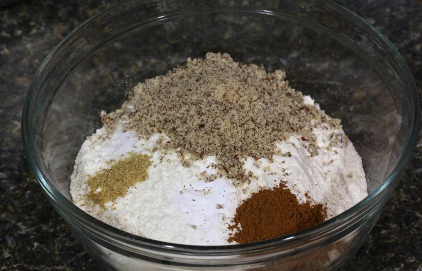 1. Этап. Вкусные пряники: 1. В миску просейте муку, добавьте соду, соль, пряничную смесь, белый перец и измельченный миндаль или миндальную муку.