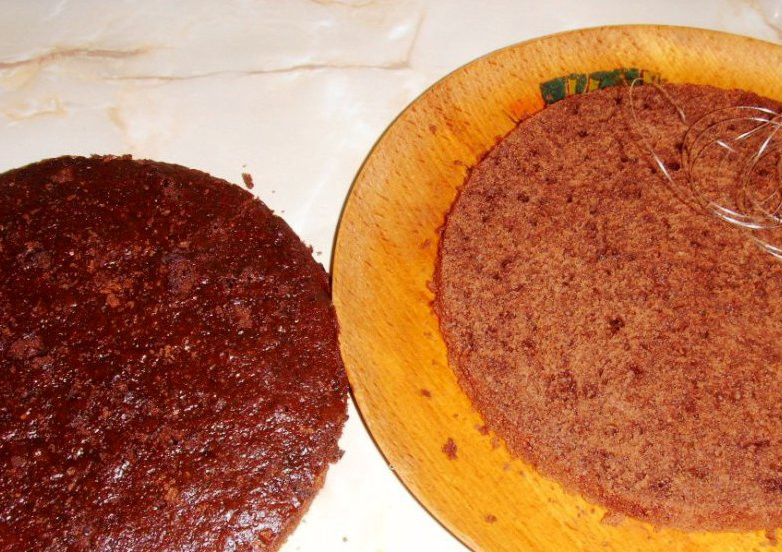 1. Этап. Немецкий шоколадный торт: Каждый корж смажьте шоколадным кремом, также обмажьте торт со всех сторон. Посыпьте кокосовой стружкой, охладите в холодильнике пару часов и подавайте на стол.