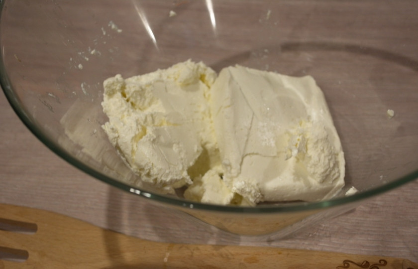 1. Этап. Творожная запеканка с песочным тестом: В широкую миску поместите творог.