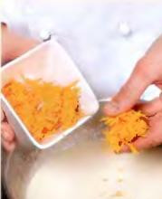 1. Этап. Суфле из брокколи и трёх видов сыра: Добавить натертый швейцарский сыр, чеддер и столовую ложку пармезана. Влить 3 желтка и пюре из брокколи. посолить, поперчить и приправить мускатным орехом, перемешать.